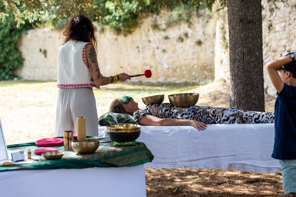 Séance de bols tibétains en plein air