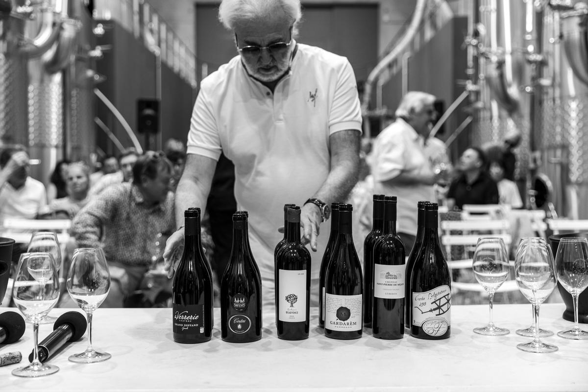 Sélection de bouteilles en noir et blanc