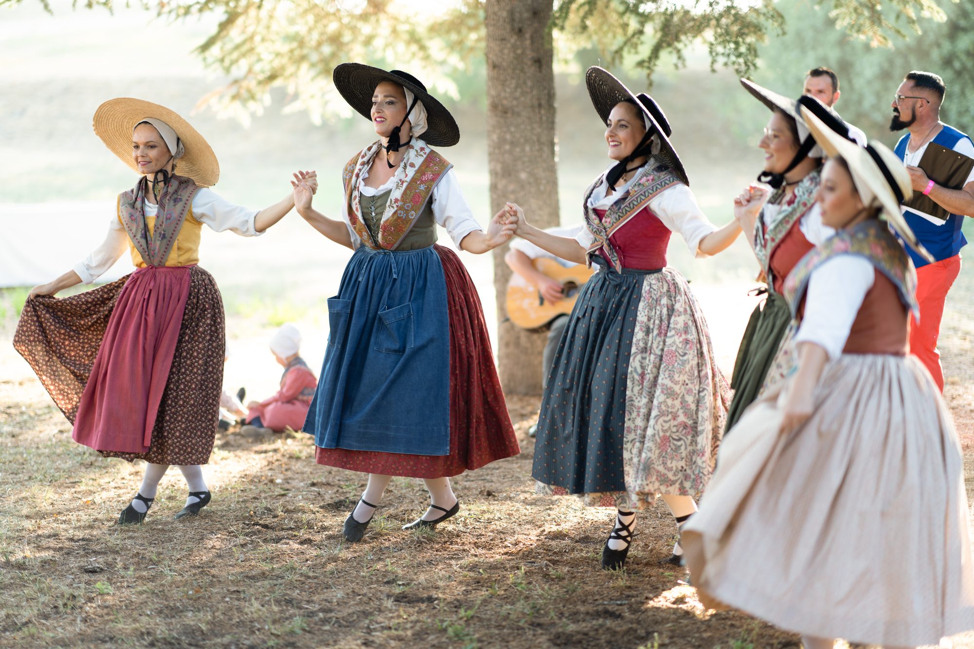 Danseuses en costume traditionnel provençal