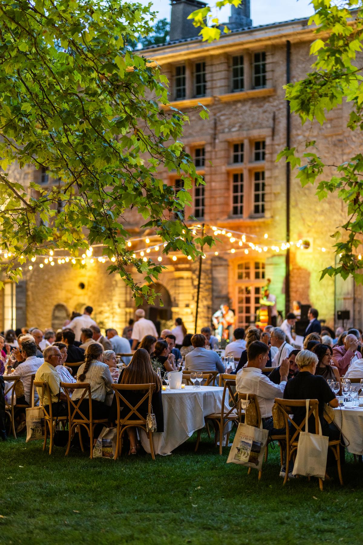 Dîner au crépuscule au château