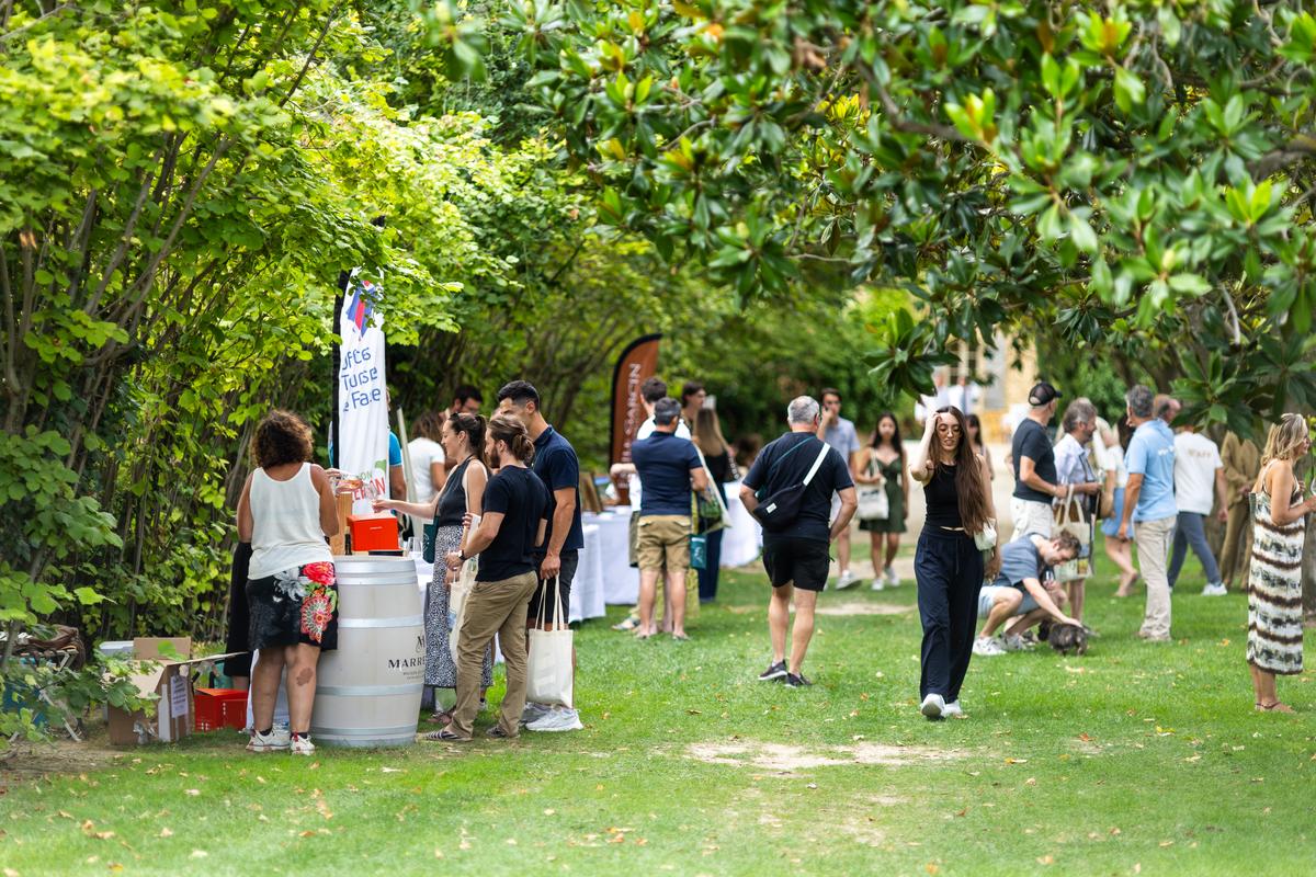 Les visiteurs dans le parc du château