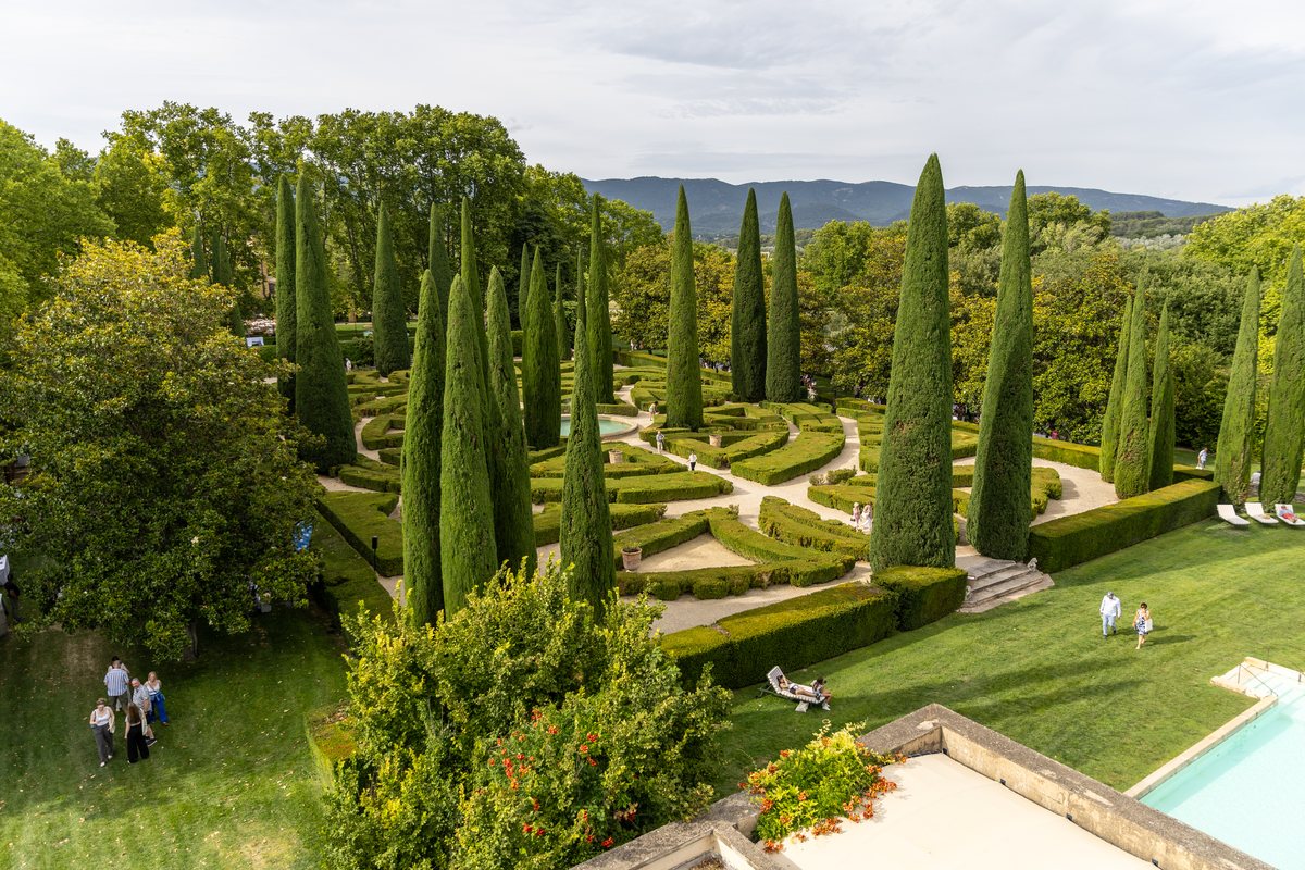 Les jardins du château et ses cyprès