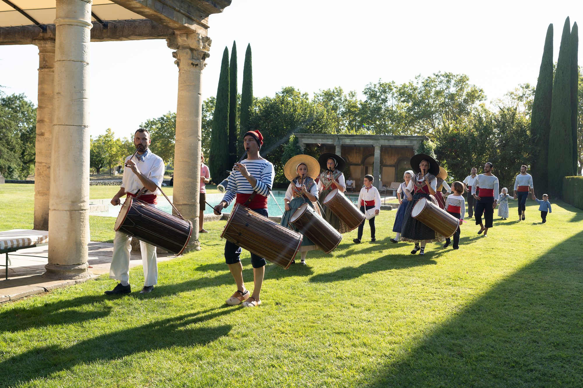 Procession folklorique provençale dans le parc du Château de Sannes