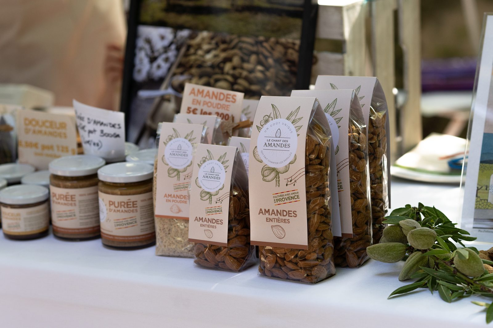 Stand d'amandes et produits artisanaux