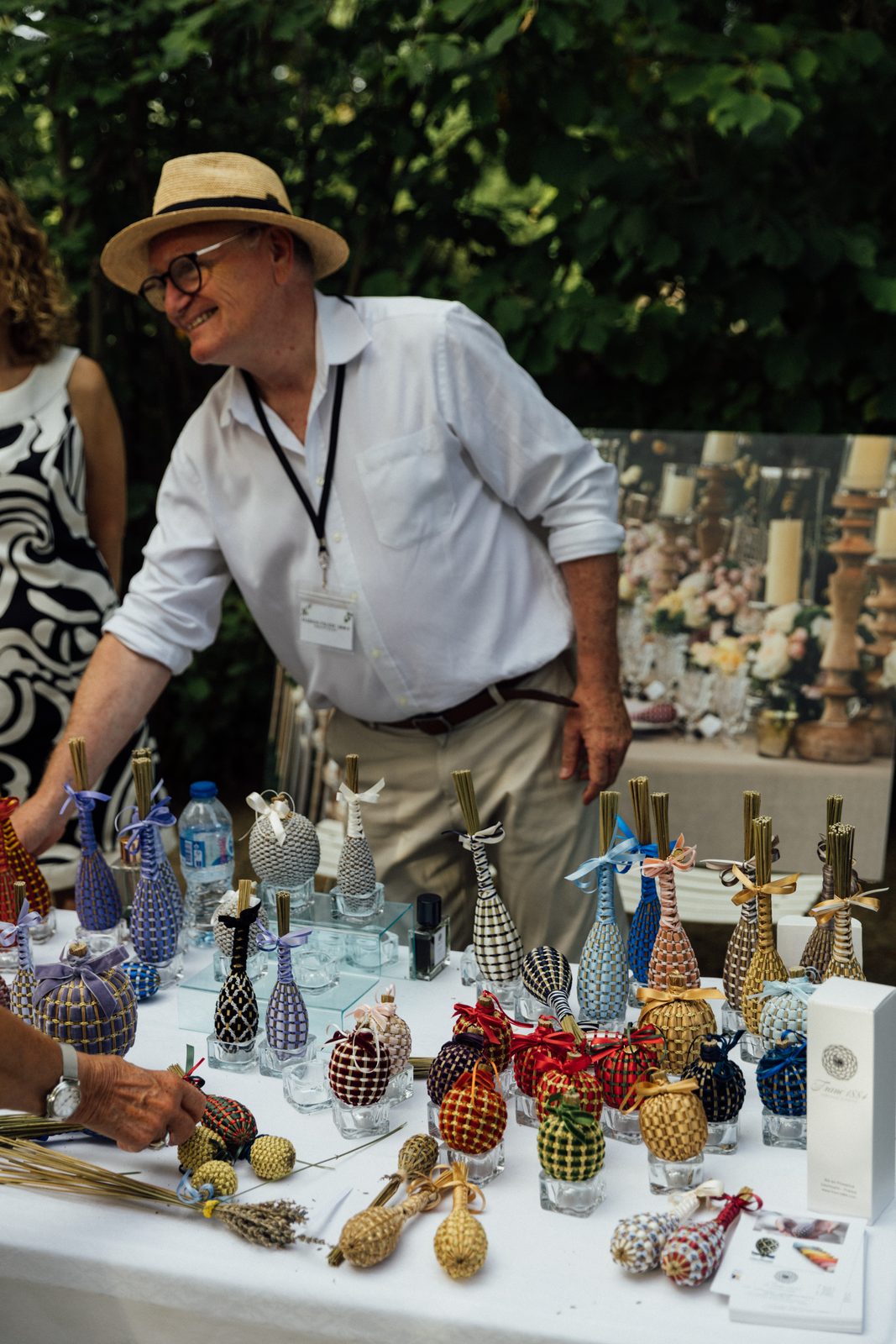 Artisan présentant ses créations au festival
