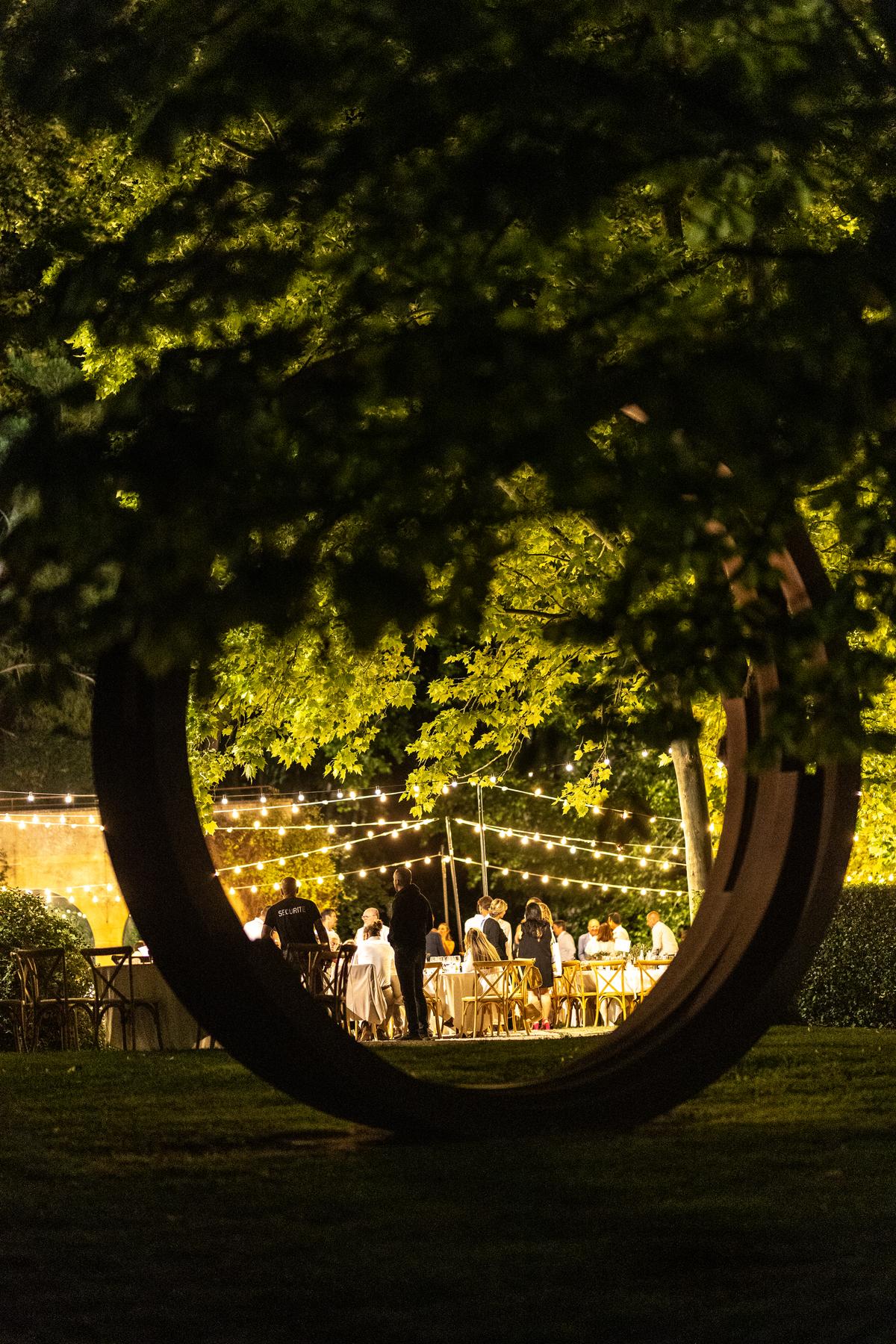 Vue artistique de la soirée à travers une sculpture