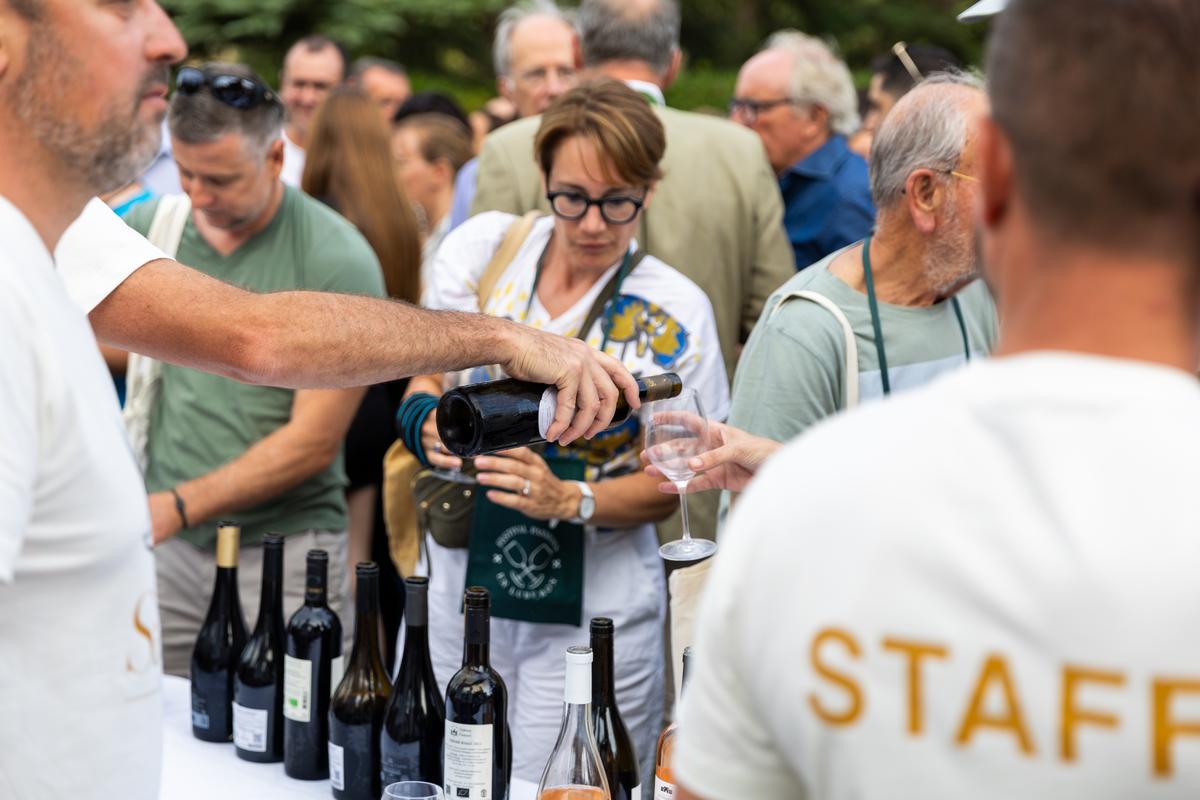 Service du vin pendant la grande dégustation