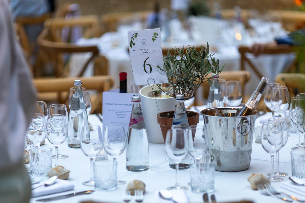 Table dressée pour le dîner gastronomique